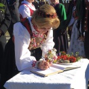 2. oktober: Dronning Sonja er til stede når Hegge stavkirke markerer sitt 800-årsjubileum. Der signerer hun blant annet jubileumsboken. Foto: Lisbeth Berntsen Huse/Fylkesmannen i Oppland 